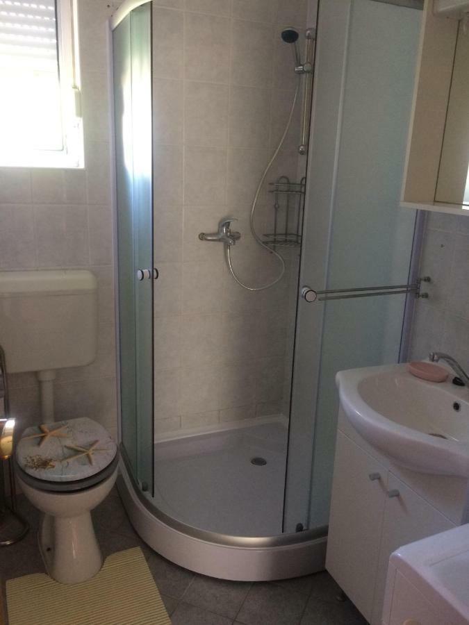Obiteljski Apartman Filip U Blizini Plaze Za Djecu Palit Exterior foto