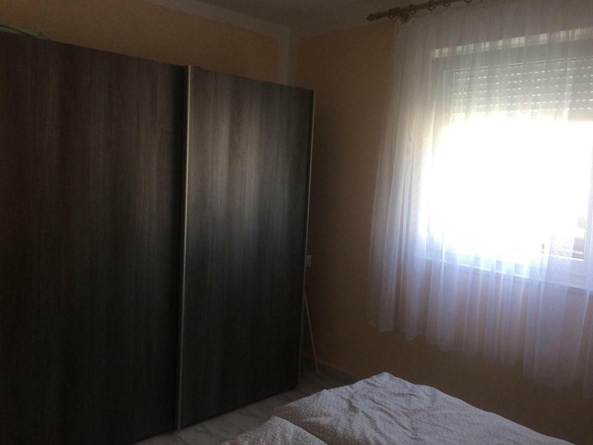 Obiteljski Apartman Filip U Blizini Plaze Za Djecu Palit Exterior foto