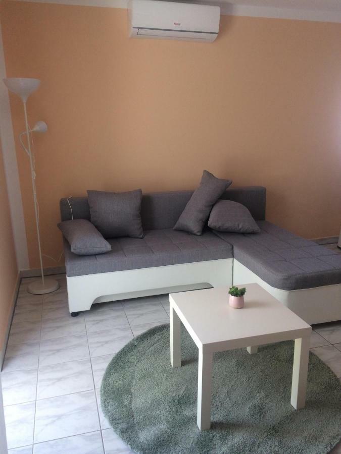 Obiteljski Apartman Filip U Blizini Plaze Za Djecu Palit Exterior foto