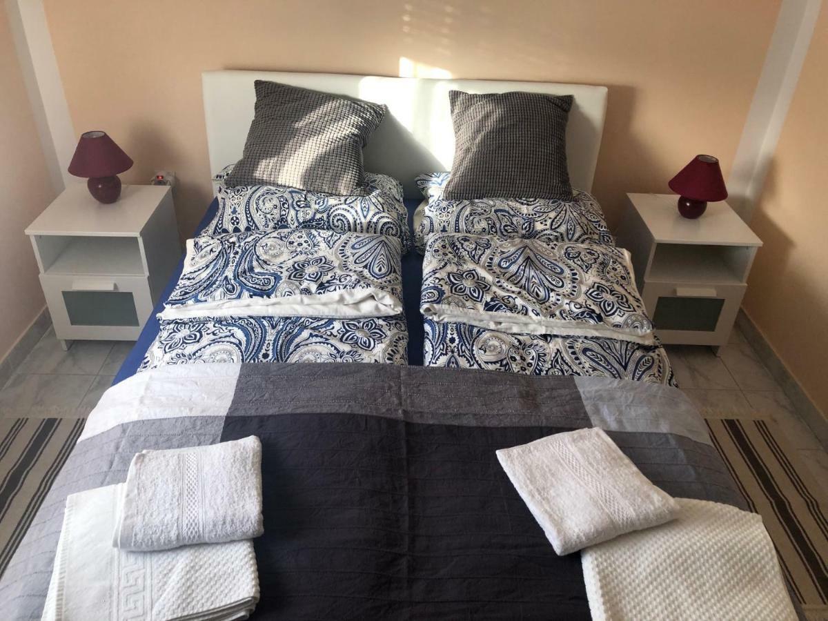 Obiteljski Apartman Filip U Blizini Plaze Za Djecu Palit Exterior foto